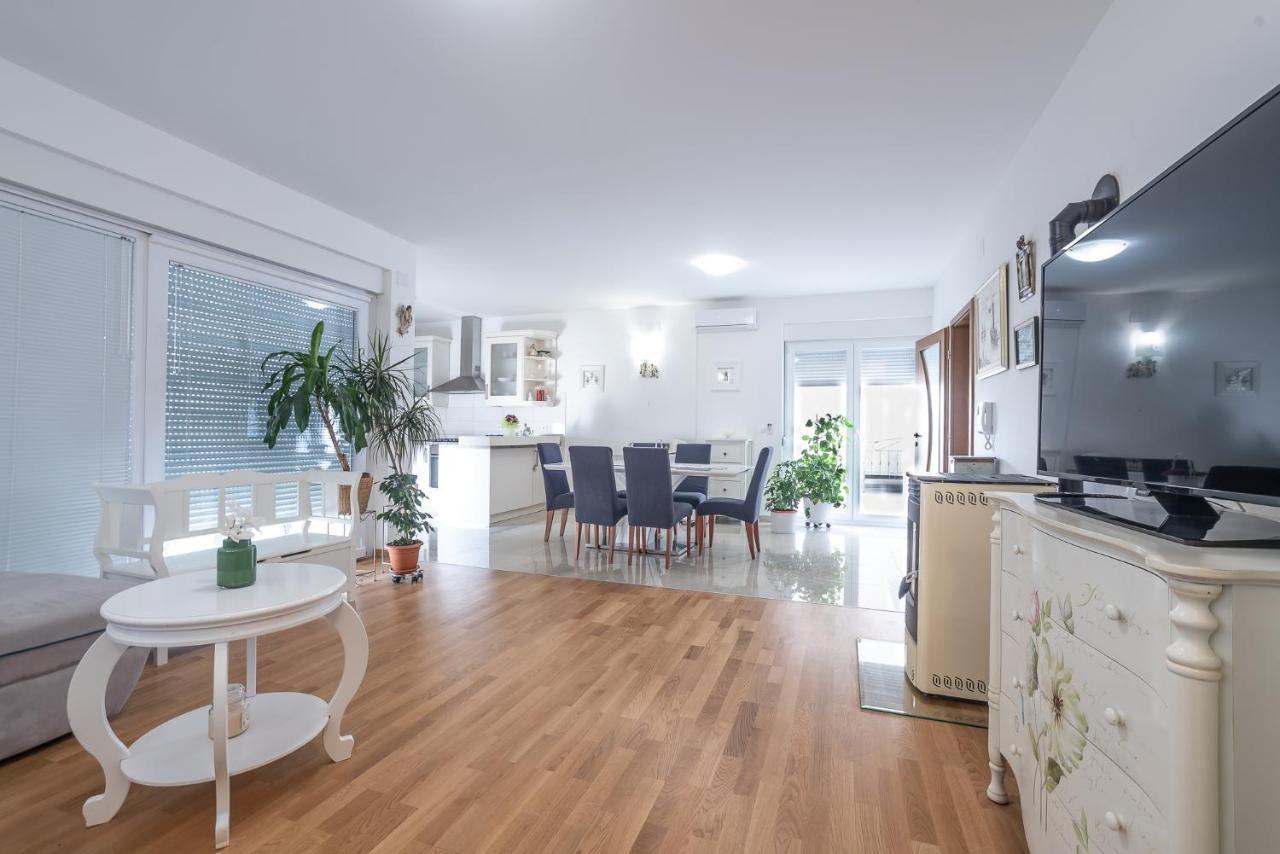 ורסי Apartments Sandrina מראה חיצוני תמונה