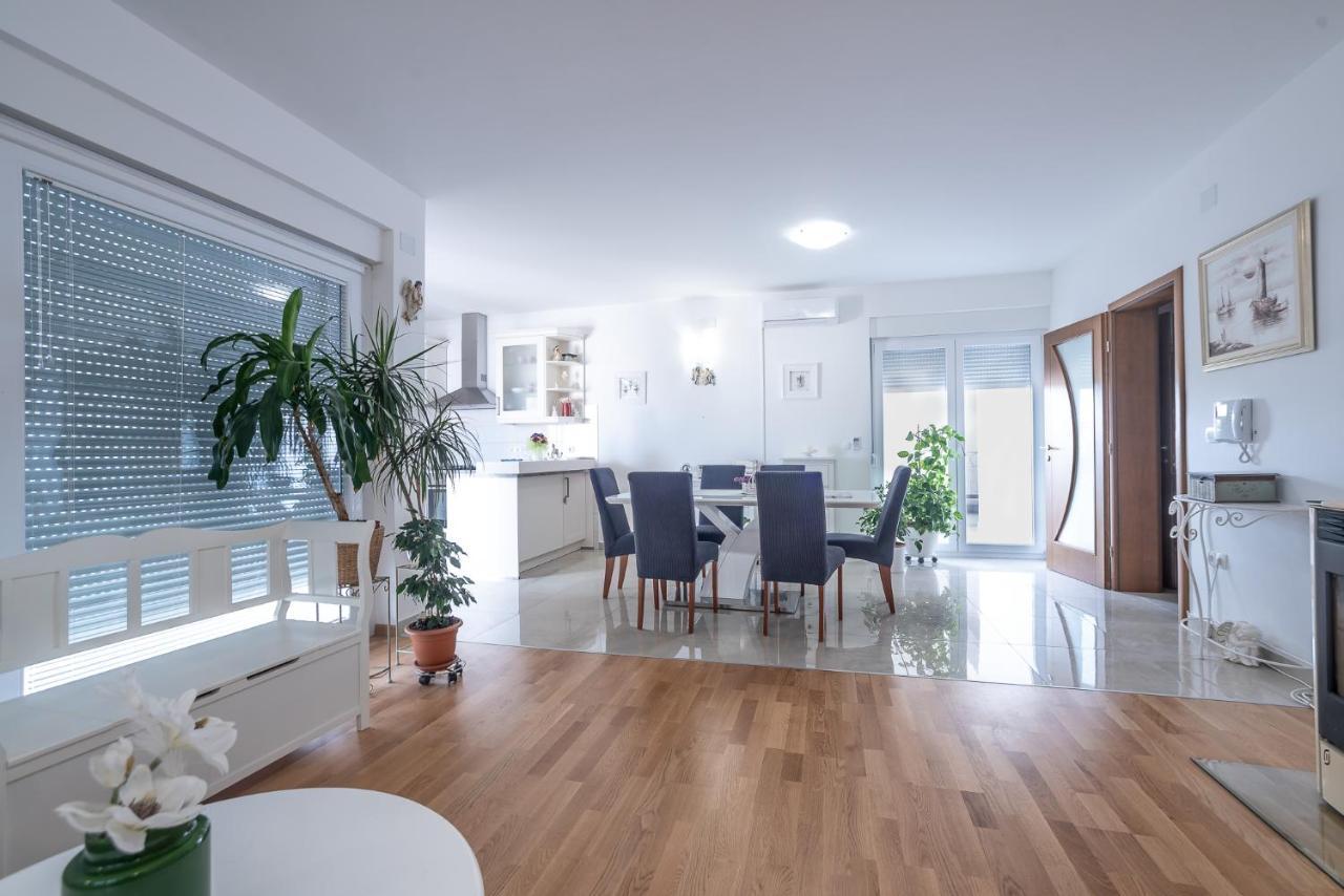 ורסי Apartments Sandrina מראה חיצוני תמונה