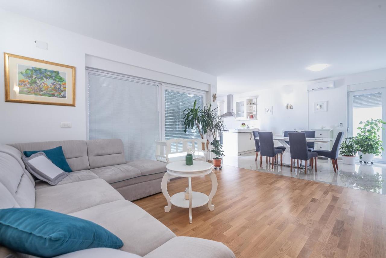 ורסי Apartments Sandrina מראה חיצוני תמונה