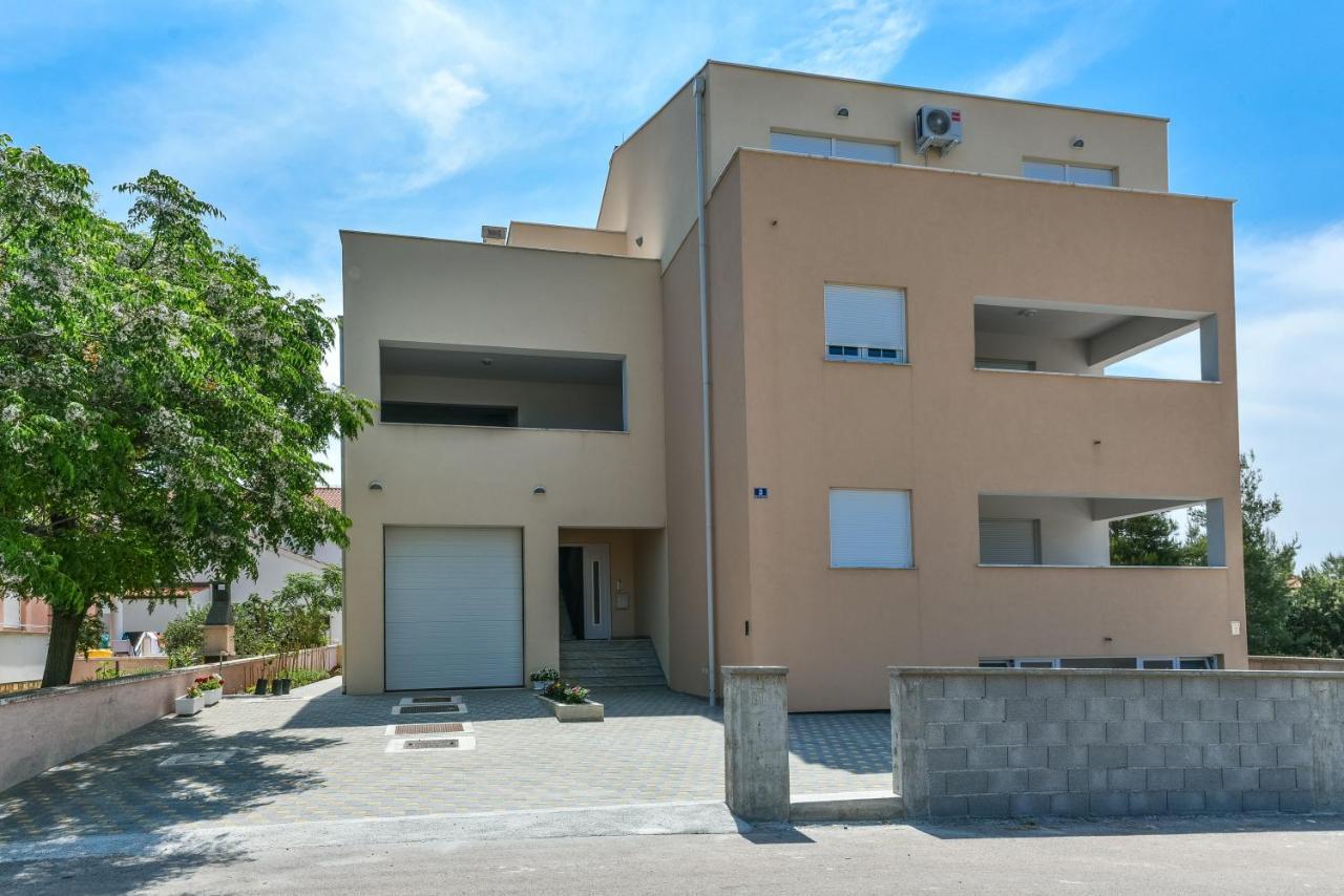 ורסי Apartments Sandrina מראה חיצוני תמונה