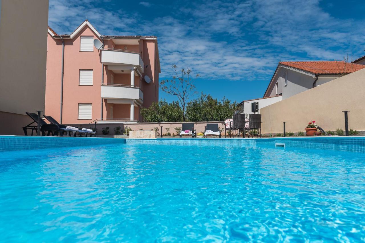 ורסי Apartments Sandrina מראה חיצוני תמונה