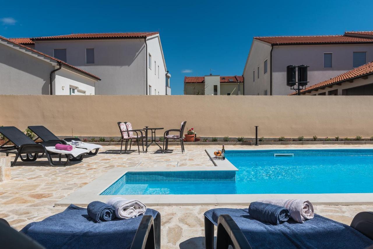 ורסי Apartments Sandrina מראה חיצוני תמונה