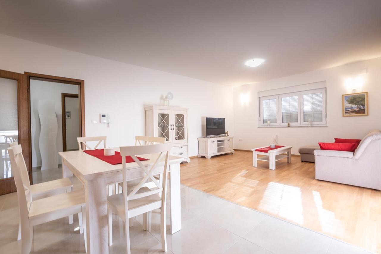ורסי Apartments Sandrina מראה חיצוני תמונה
