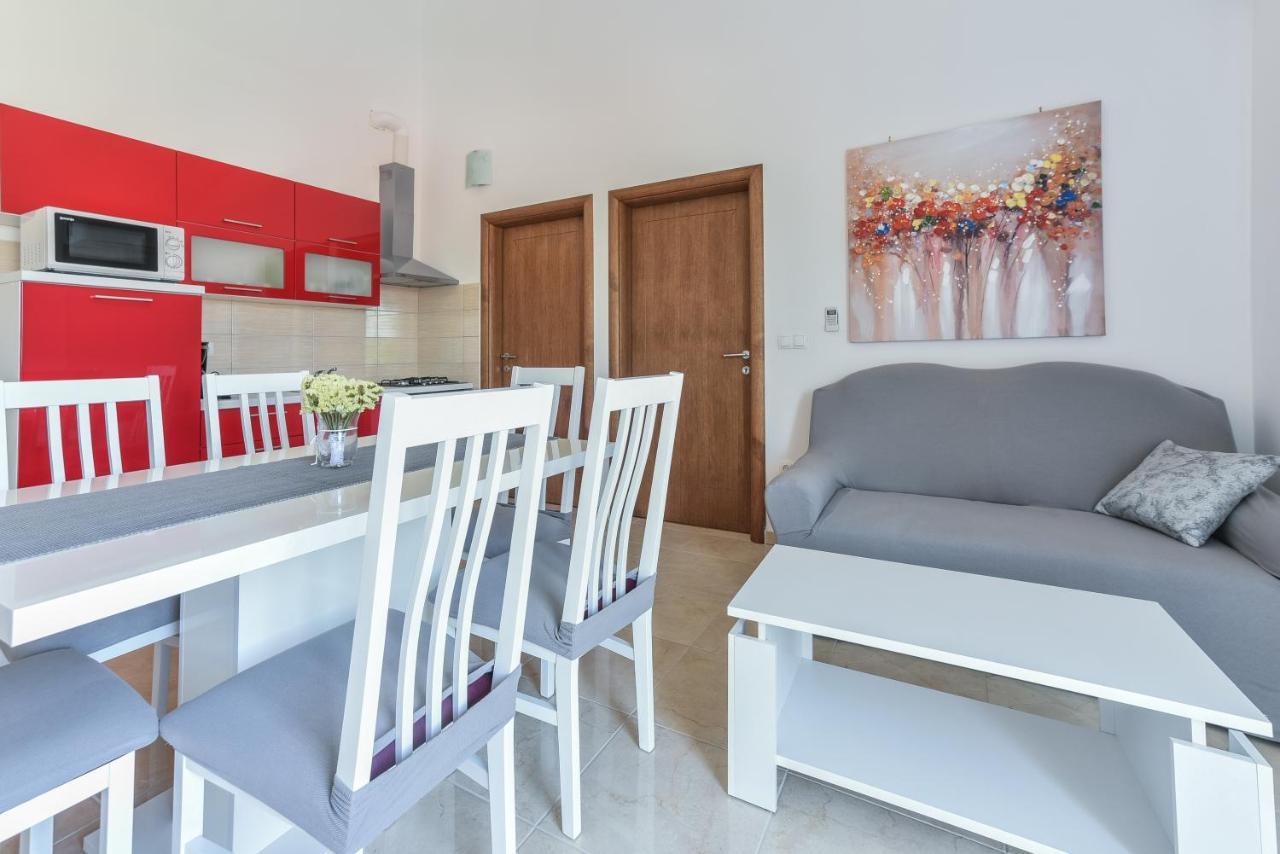 ורסי Apartments Sandrina מראה חיצוני תמונה