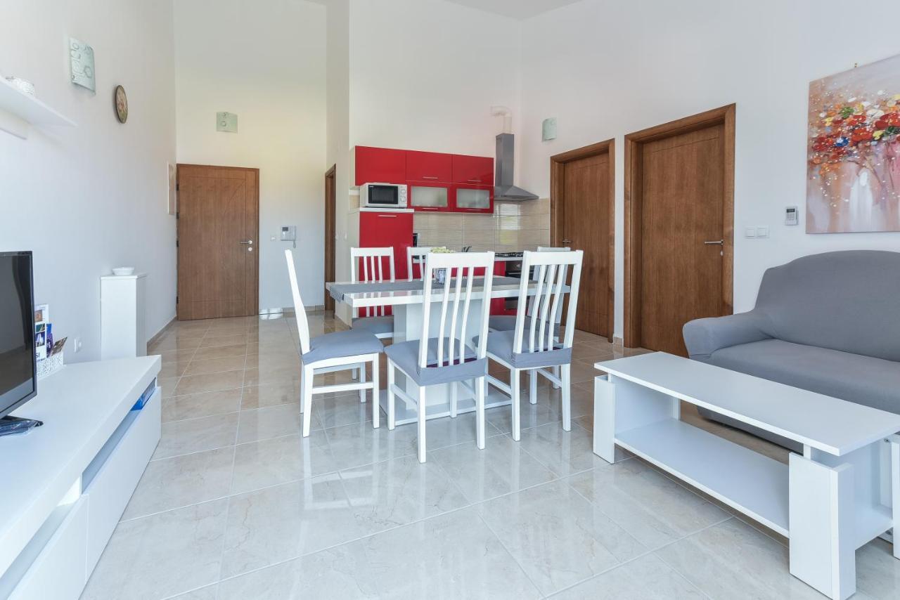 ורסי Apartments Sandrina מראה חיצוני תמונה
