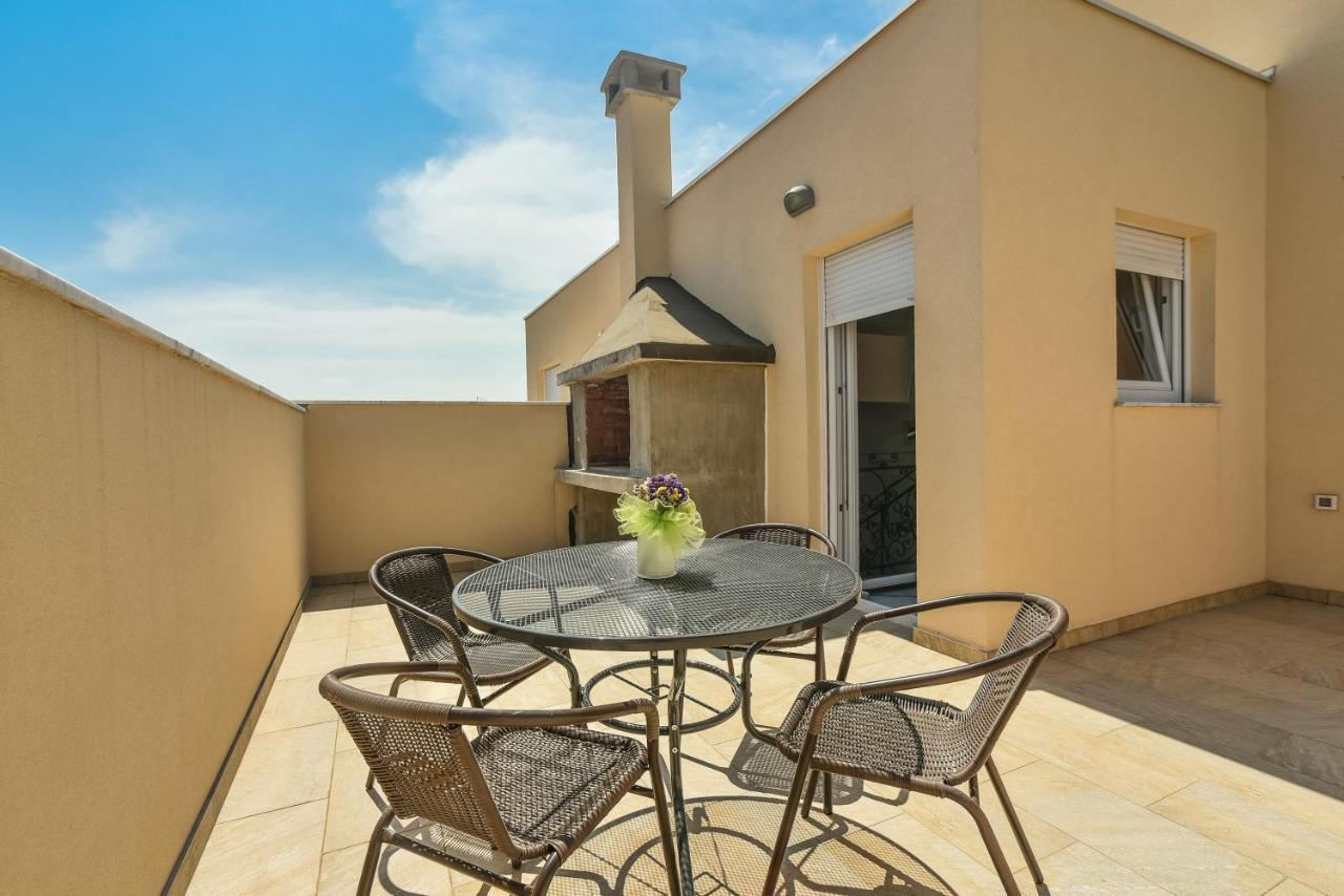 ורסי Apartments Sandrina מראה חיצוני תמונה